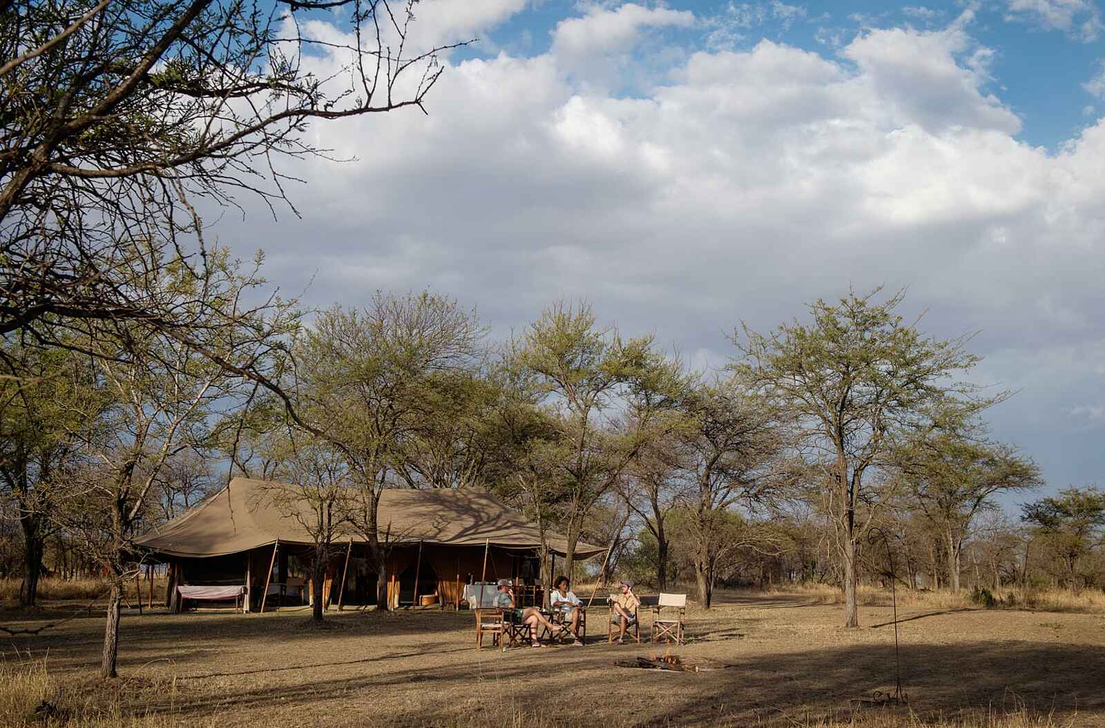 Serian Serengeti Mobile Camp: Feuerstelle Serian Serengeti Mobile Camp: Feuerstelle