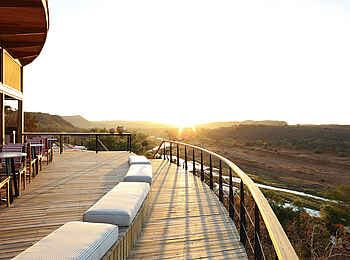 The Outpost: Sonnenuntergang über der privaten Terrasse