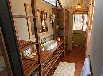 Tum Tum Treehouse Lodge: Crombec Suite Bad