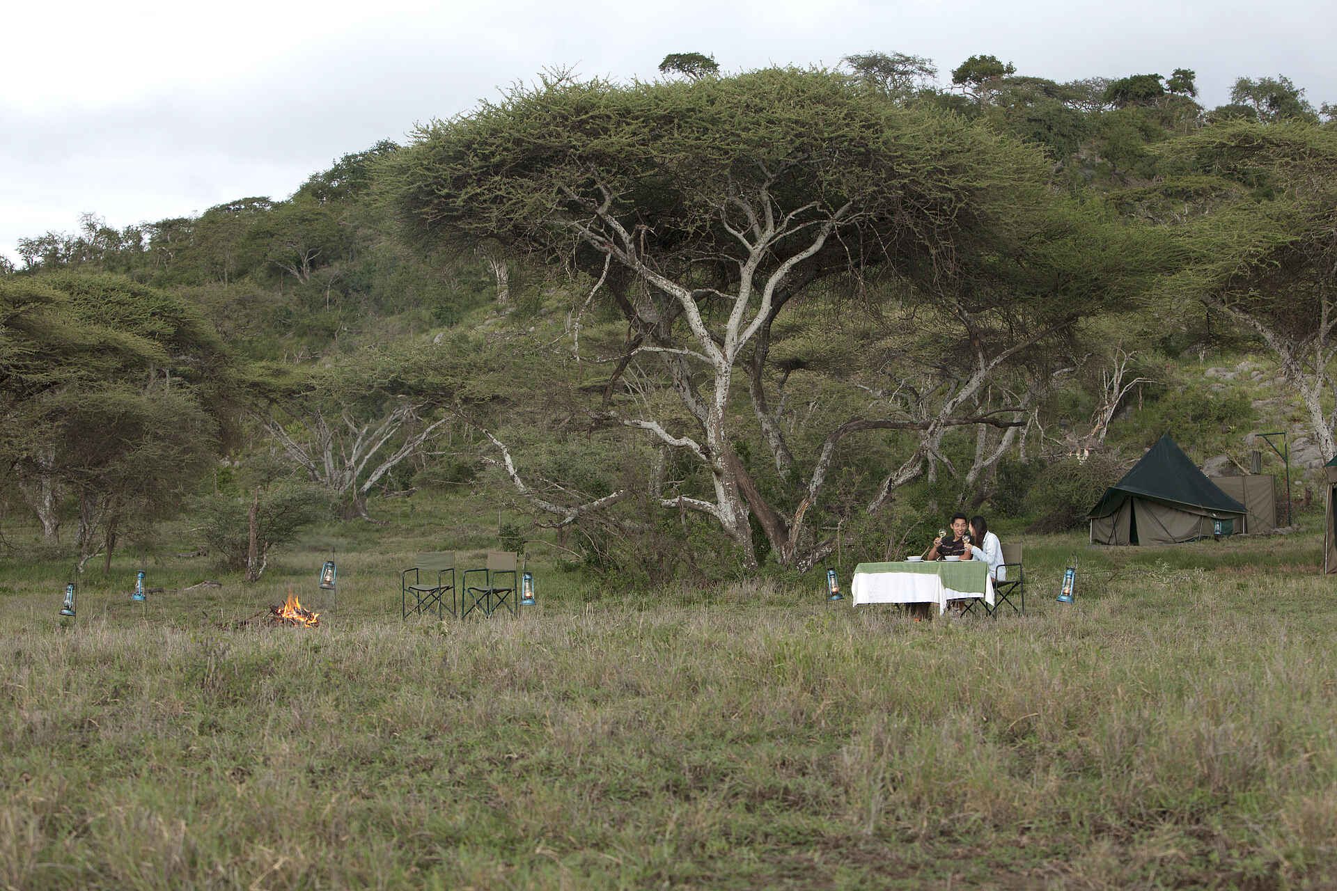 Naabi Hill, Serengeti, Tansania, Wayo Nabi Green Camp, Wayo Africa, Boma, Feuer, Feuerstelle, Mahlzeiten, Afrikarma, Afrikarma Safaris, Afrikarma Safaris – Wildnis. Hautnah., afrikarma.de