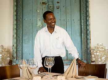 Zanzibar White Sand Luxury Villas: Service im Restaurant Zanzibar White Sand Luxury Villas: Service im Restaurant