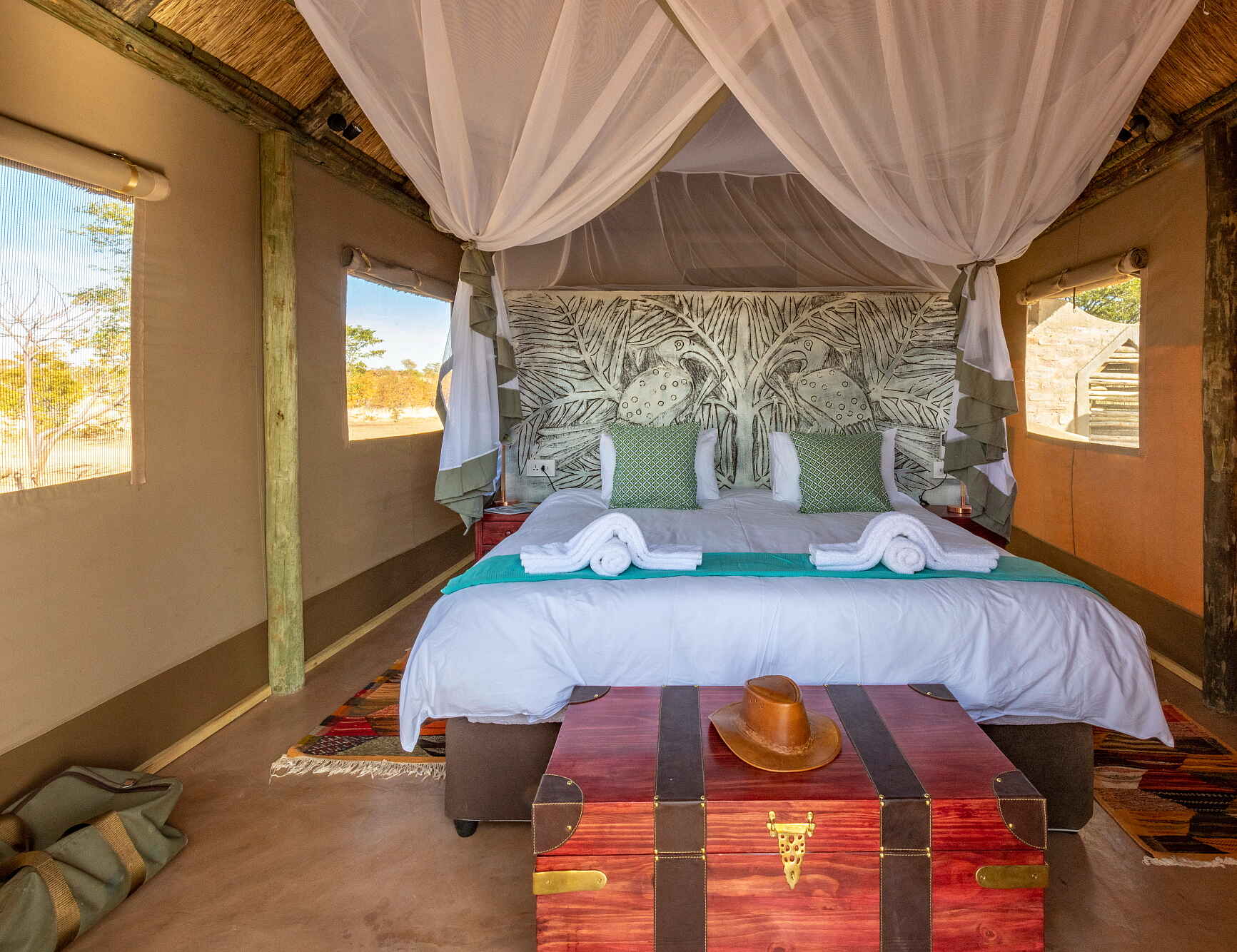 Deka Camp: Gästebett Afrikarma, Afrikarma Safaris, Afrikarma Safaris. Wildnis. Hautnah., Afrikarma.de, Deka Camp, Hwange National Park, Machaba Safaris, Doppelbett, Gästezelt, Moskitonetz, Truhe