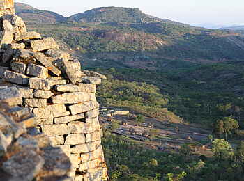 Great Zimbabwe: Shona-Hütten am Fuß der Bergruinen Great Zimbabwe: Shona-Hütten am Fuß der Bergruinen