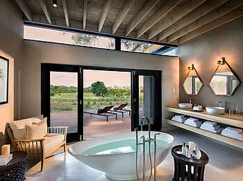 Lion Sands River Lodge: Blick aus dem Badezimmer