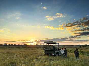 Ntemwa Busanga Bushcamp: Sundowner nach einem Game Drive
