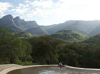 Sarara Tree: Blick aus dem Pool auf die Mathews-Berge Sarara Tree: Blick aus dem Pool auf die Mathews-Berge