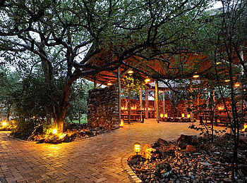 Taleni Etosha Village: Blick auf das Restaurant Taleni Etosha Village: Blick auf das Restaurant