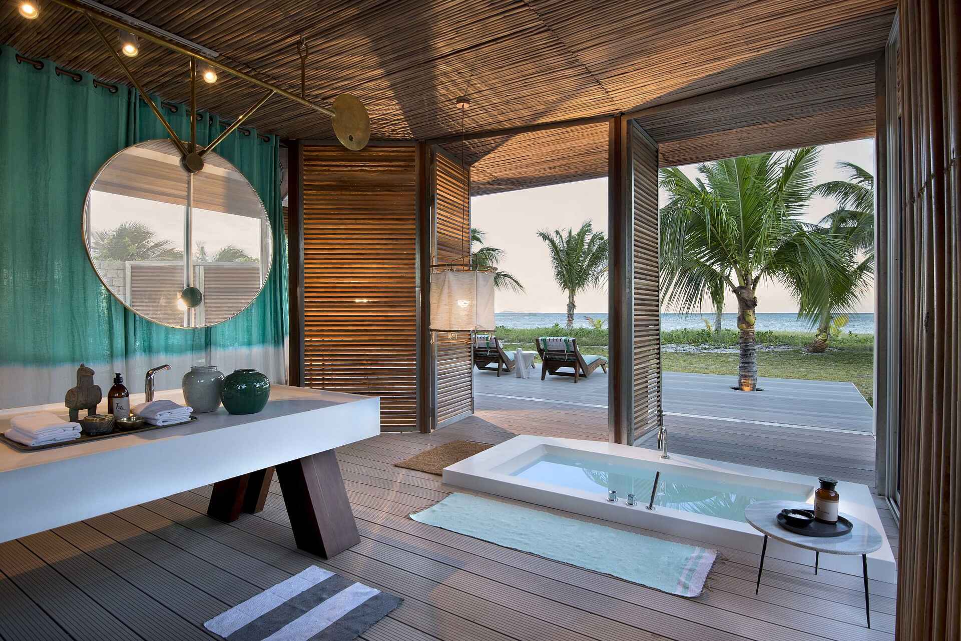 Madagaskar, Nosy Ankao, Time + Tide Miavana, Badewanne, Doppelwaschtisch, Gästebad, Private Plunge Pool, Spiegel, Terrasse, Waschtisch, Afrikarma, Afrikarma Safaris, Afrikarma Safaris. Wildnis. Hautnah., Afrikarma.de