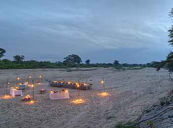 &Beyond Ngala Tented Camp: Dinner im trockenen Flussbett