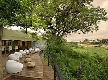 &Beyond Ngala Tented Camp: Sitzmöbel auf der Terrasse