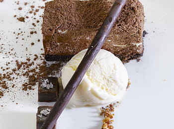 Cape Grace Hotel: Dark Chocolate Pave with Gingerbread Ice Cape Grace Hotel: Dark Chocolate Pave with Gingerbread Ice
