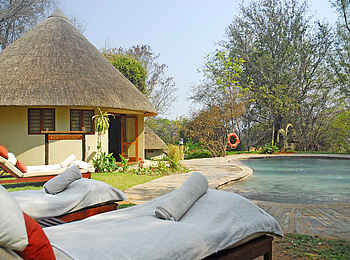 Divava Okavango Lodge and Spa: Der einladende Swimming Pool Divava Okavango Lodge and Spa: Der einladende Swimming Pool