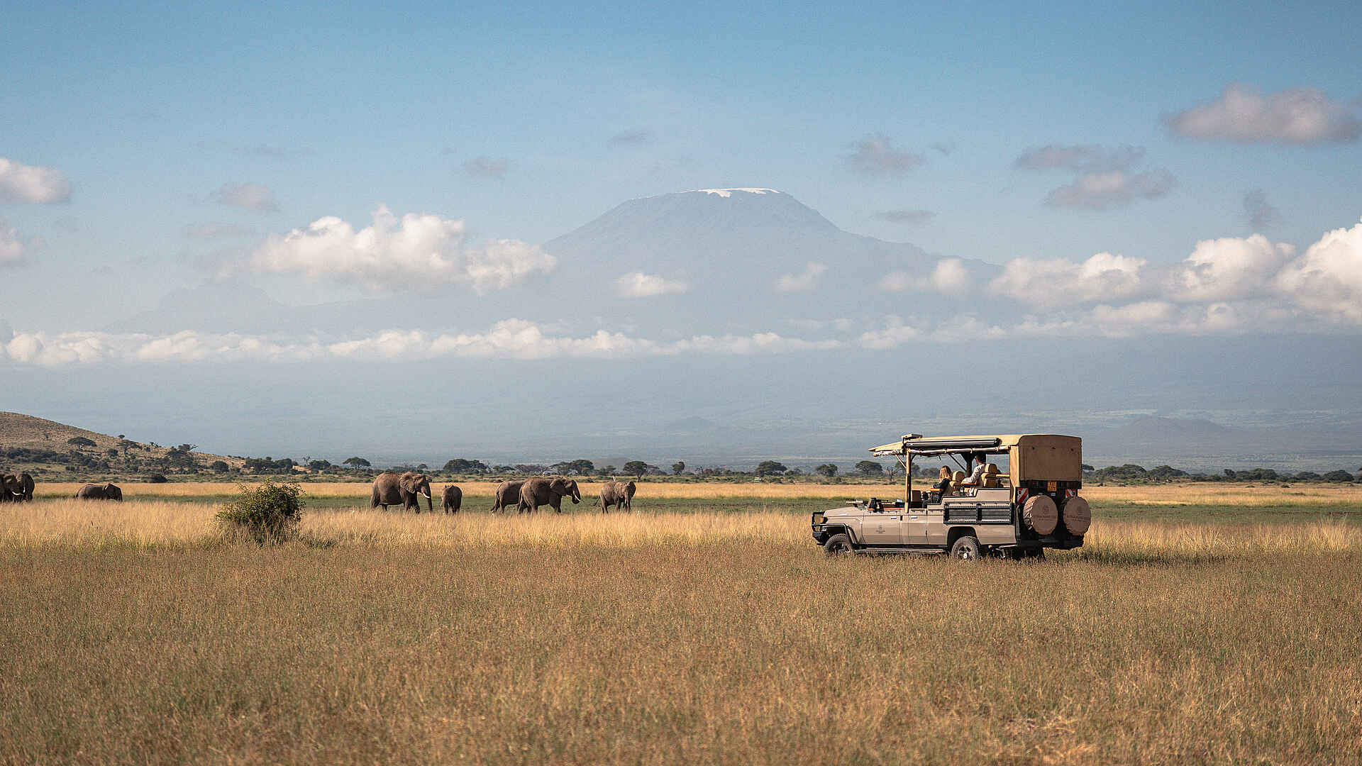 Kitirua Plains Lodge: Pirschfahrt mit Mount Kilimanjaro im Hintergrund Kitirua Plains Lodge: Pirschfahrt mit Mount Kilimanjaro im Hintergrund