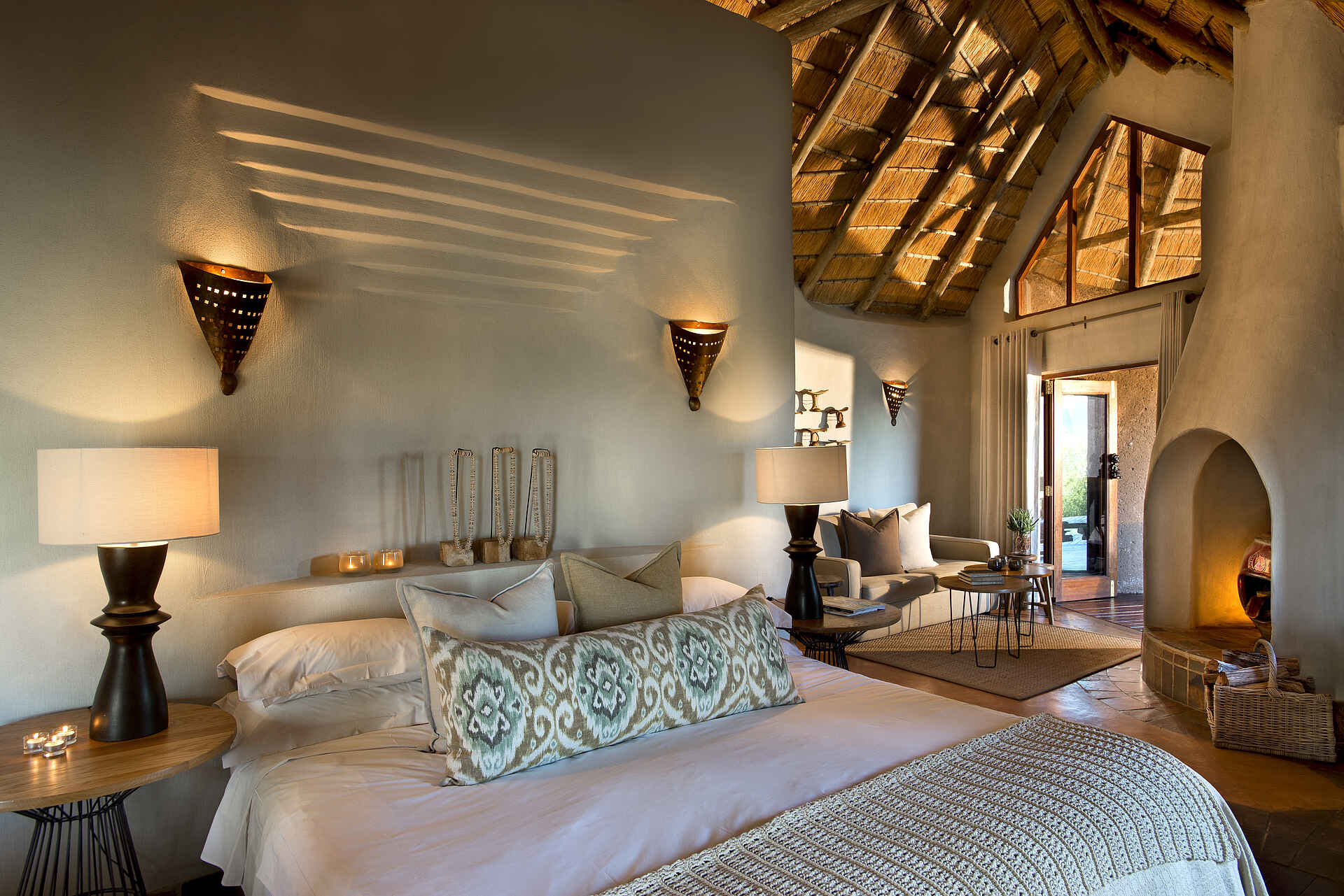 Madikwe Safari Lodge Dithaba: Luxuriöse Suite mit offenem Kamin