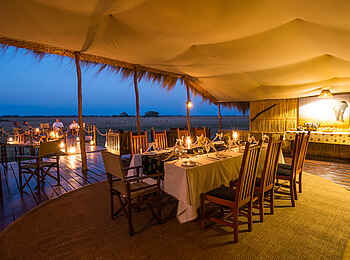 Mukambi Busanga Plains Camp: Speisesaal mit gedeckten Tischen Mukambi Busanga Plains Camp: Speisesaal mit gedeckten Tischen