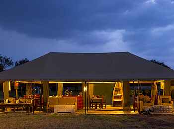 Naona Moru Camp: Hauptzelt am Abend