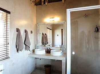 Onguma Bush Camp: Waterhole Chalet - Im Bad