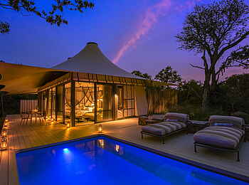 Saseka Tented Camp: Eine Suite am Abend Saseka Tented Camp: Eine Suite am Abend