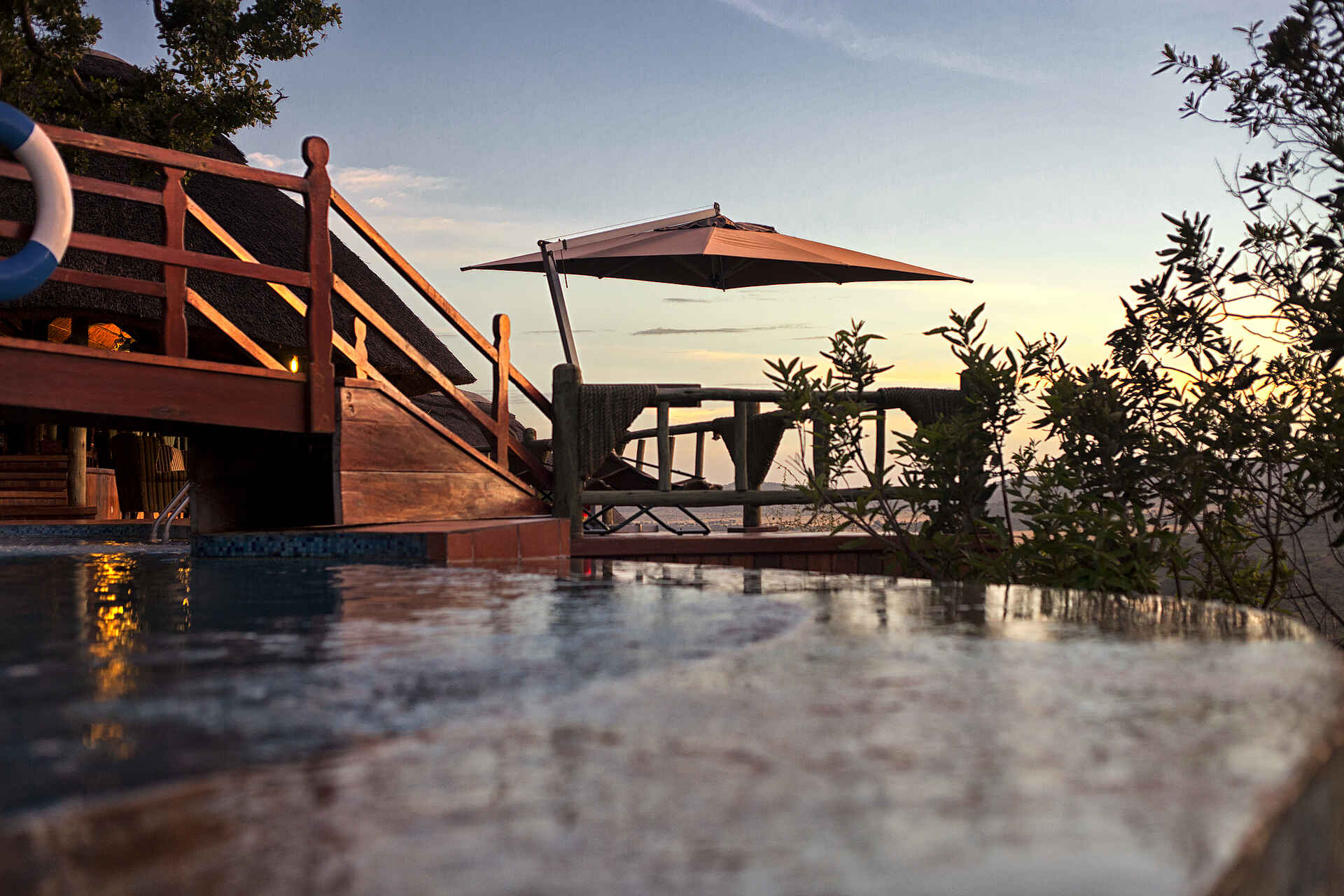 Mbali Mbali Lodges, Serengeti, Soroi Serengeti Lodge, Infinity Pool, Sonnenschirm, Swimming Pool, Afrikarma, Afrikarma Safaris, Afrikarma Safaris - Wildnis. Hautnah., Afrikarma.de