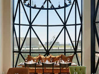 The Silo: Gedeckte Tische