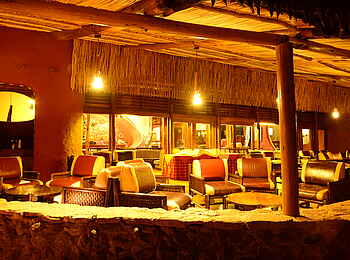 Amboseli Serena Safari Lodge: Die Terrasse bei Nacht Amboseli Serena Safari Lodge: Die Terrasse bei Nacht