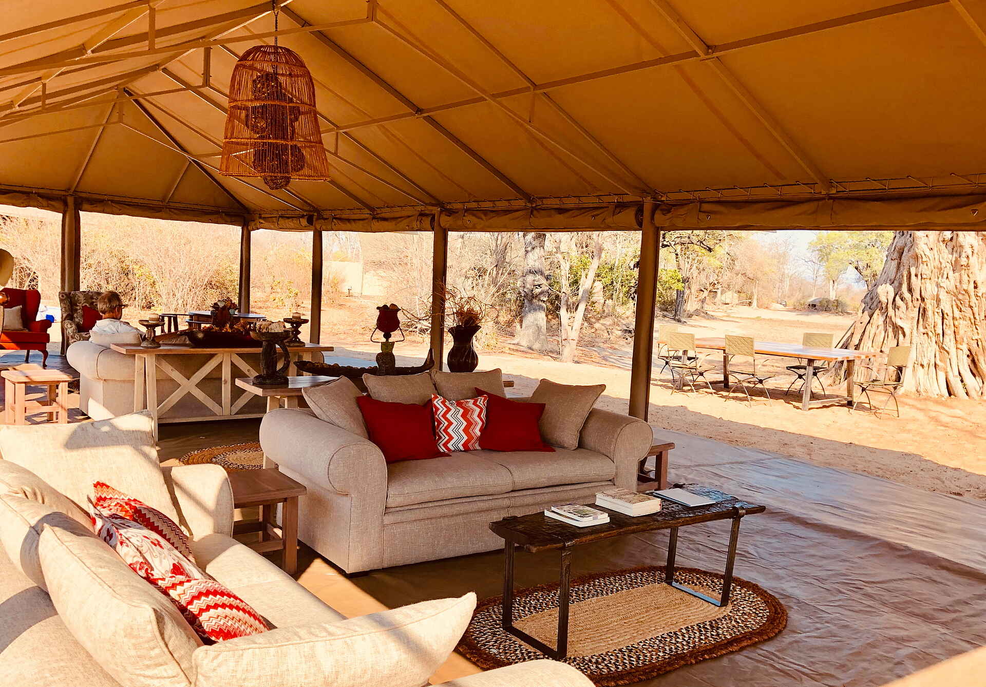 Ingwe Pan, Ingwe Pan Camp, Machaba Safaris, Mana Pools National Park, Lounge, Sessel, Sofa, Afrikarma, Afrikarma Safaris, Afrikarma Safaris - Wildnis. Hautnah., Afrikarma.de