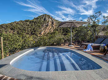 Inzolo Exclusive Game Lodge: Pool mit Schirm und Liegen