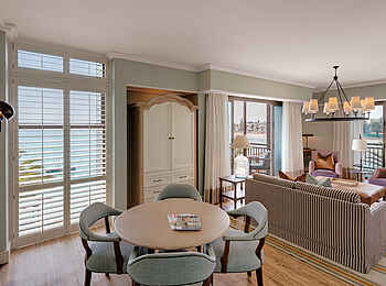 Strand Hotel Swakopmund: Tisch in der Luxury Suite Strand Hotel Swakopmund: Tisch in der Luxury Suite