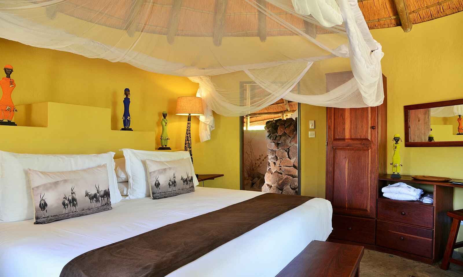 Wildtrack Safaris Eco Lodge: Doppelbett unter Moskitonetz Wildtrack Safaris Eco Lodge: Doppelbett unter Moskitonetz