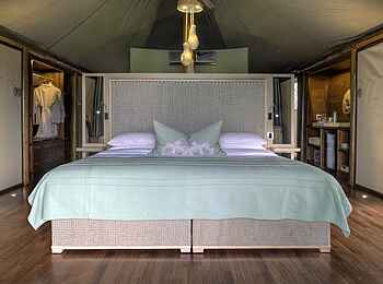 &Beyond Ngala Tented Camp: Doppelbett und große Fenster der Zelte