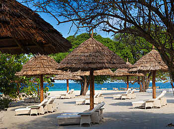 Bawe Island: Liegen am Strand