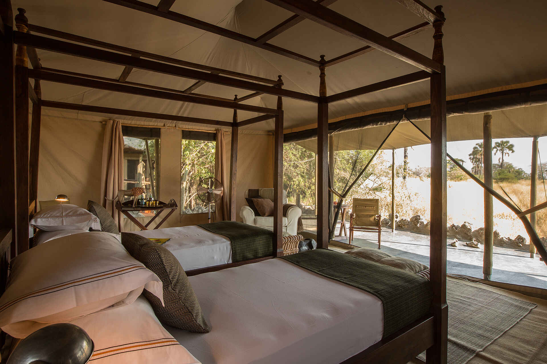 Chem Chem Lodge: Schlafzimmer Adam Woodhams, Chemchem Lodge, Lodge, Photos, 5 sterne, afrikarma, arusha airport, auszeichnung, award, ballonsafari, bilder, buchen, buchung, chem chem, chem chem amani spa, chem chem lodge, chem chem reservat, chem chem reserve, elefant, fabia bausch, flamingo, gallerie, game drives, geführte Buschwanderungen, heißluftballon, helikopter, information, informieren, kilimanjaro international airport, kuro airstrip, lake manyara, lake manyara airstrip, leopard, lifewildlife, little chem chem, löwe, luxuriös, luxus, manyara, manyara-see, massage, nachhaltigkeit, nicolas negre, ostufer, pirschfahrten, private concession, private konzession, private reserve, privatreservat, reise, reisen, reiseveranstalter, safari, shop, slow safari, souvenirshop, spa, tansania, tanzania, tarangire, tarangire national park, tarangire nationalpark, urlaub, vollpension, www.afrikarma.de, yoga, bett, einrichtung, gästeunterkunft, guest building, guest facilities, interieur, schlafen, schlafzimmer, suite, unterkunft, zelt