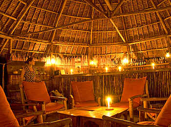 Lake Manze Camp: Abends an der Bar Lake Manze Camp: Abends an der Bar