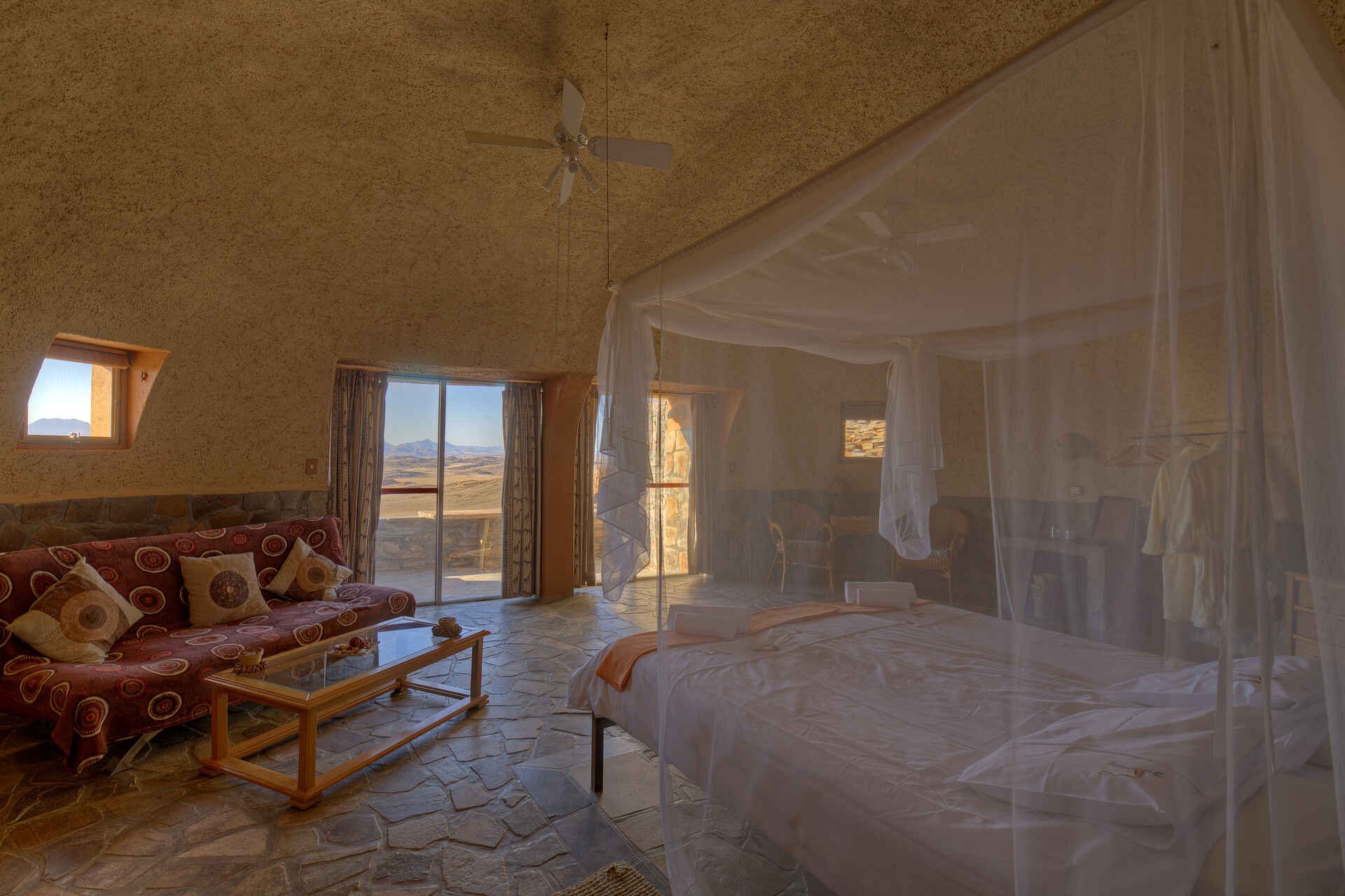 Namib-Naukluft-Nationalpark, Rostock Ritz Desert Lodge, Sesriem, Sossusvlei, Doppelbett, Gästechalet, Moskitonetz, Sofa, VIP Room, Afrikarma, Afrikarma Safaris, Afrikarma Safaris - Wildnis. Hautnah., Afrikarma.de