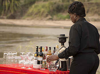Sayari Camp: Vorbereitungen auf den Sundowner Sayari Camp: Vorbereitungen auf den Sundowner