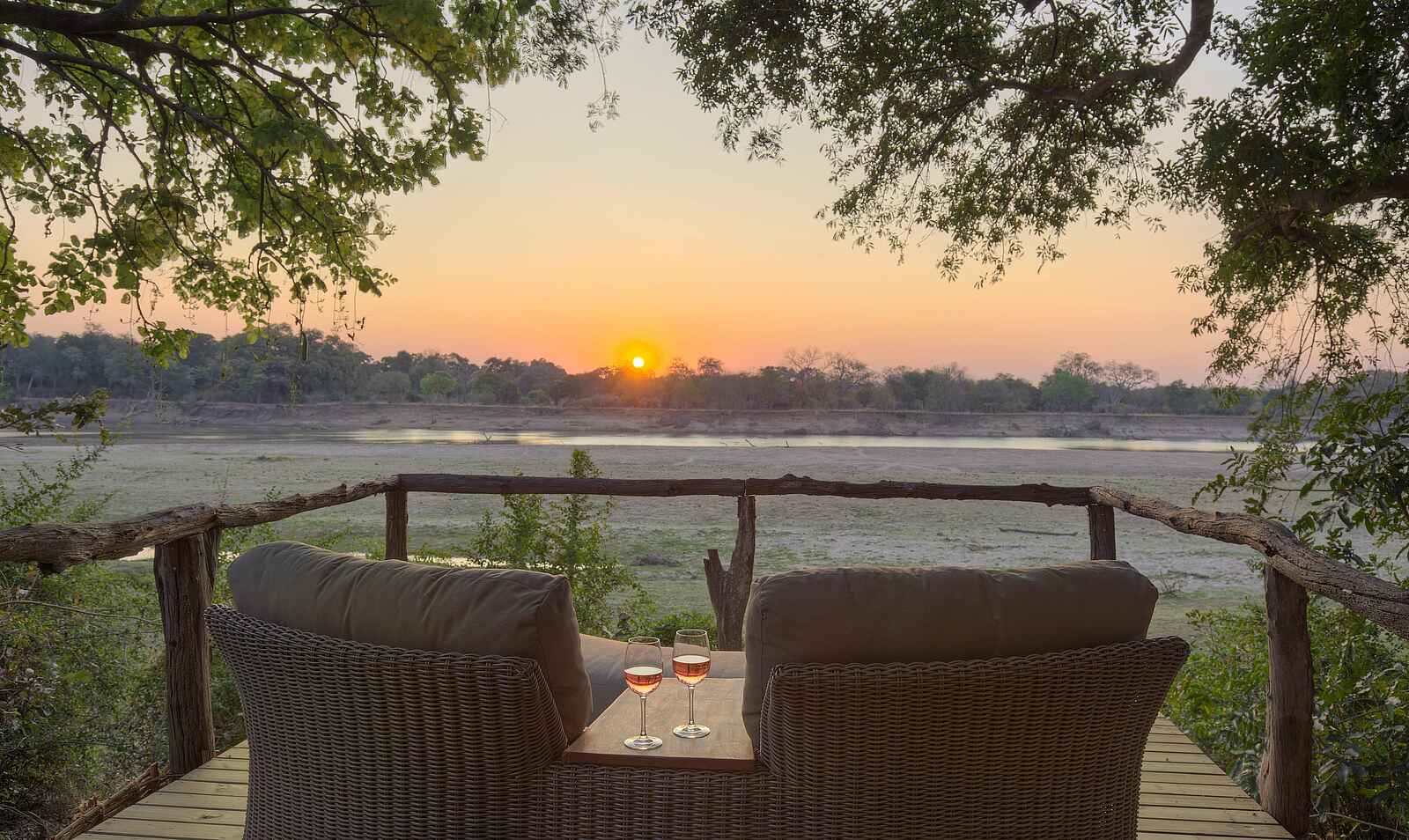 Shawa Luangwa Camp: Blick zum Sonnenuntergang auf der Veranda Shawa Luangwa Camp: Blick zum Sonnenuntergang auf der Veranda