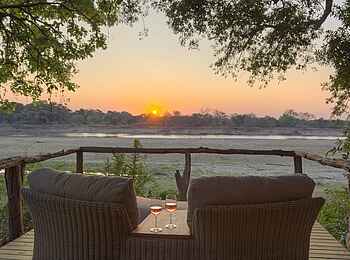 Shawa Luangwa Camp: Blick zum Sonnenuntergang auf der Veranda Shawa Luangwa Camp: Blick zum Sonnenuntergang auf der Veranda
