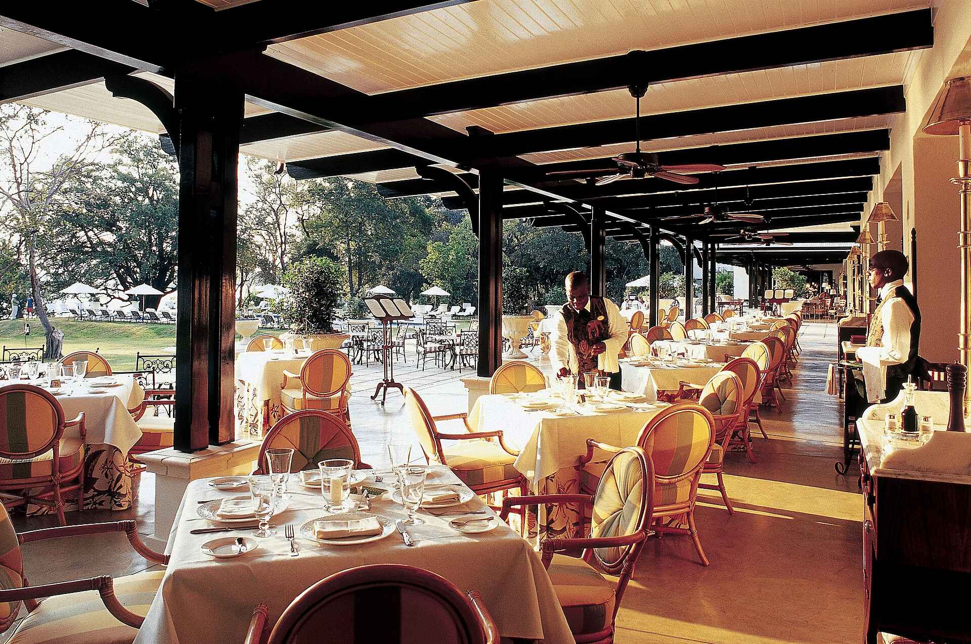 Hotel, Livingstone, Mosi-oa-Tunya, Sambesi, The Royal Livingstone, Victoria Falls, Viktoriafälle, Wasserfälle, Zambezi, Abendessen, Veranda, Vordach, Sun International