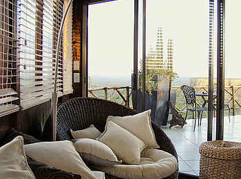 Vingerklip Lodge: Die Inneneinrichtung des Heavens Gate Luxuschalets mit Blick auf die Sonnenterrasse