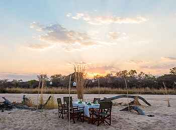 Nkonzi Bush Camp: Abendessen im Flussbett Nkonzi Bush Camp: Abendessen im Flussbett