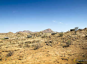 Ozondjou Trails: Mit Steinen verzierter Weg zum Camp