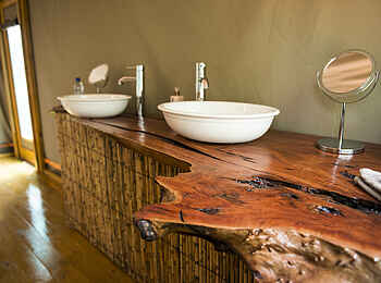 Ruzizi Tented Lodge: Eine rustikale Holzplatte dient als Waschtisch im Baumhaus