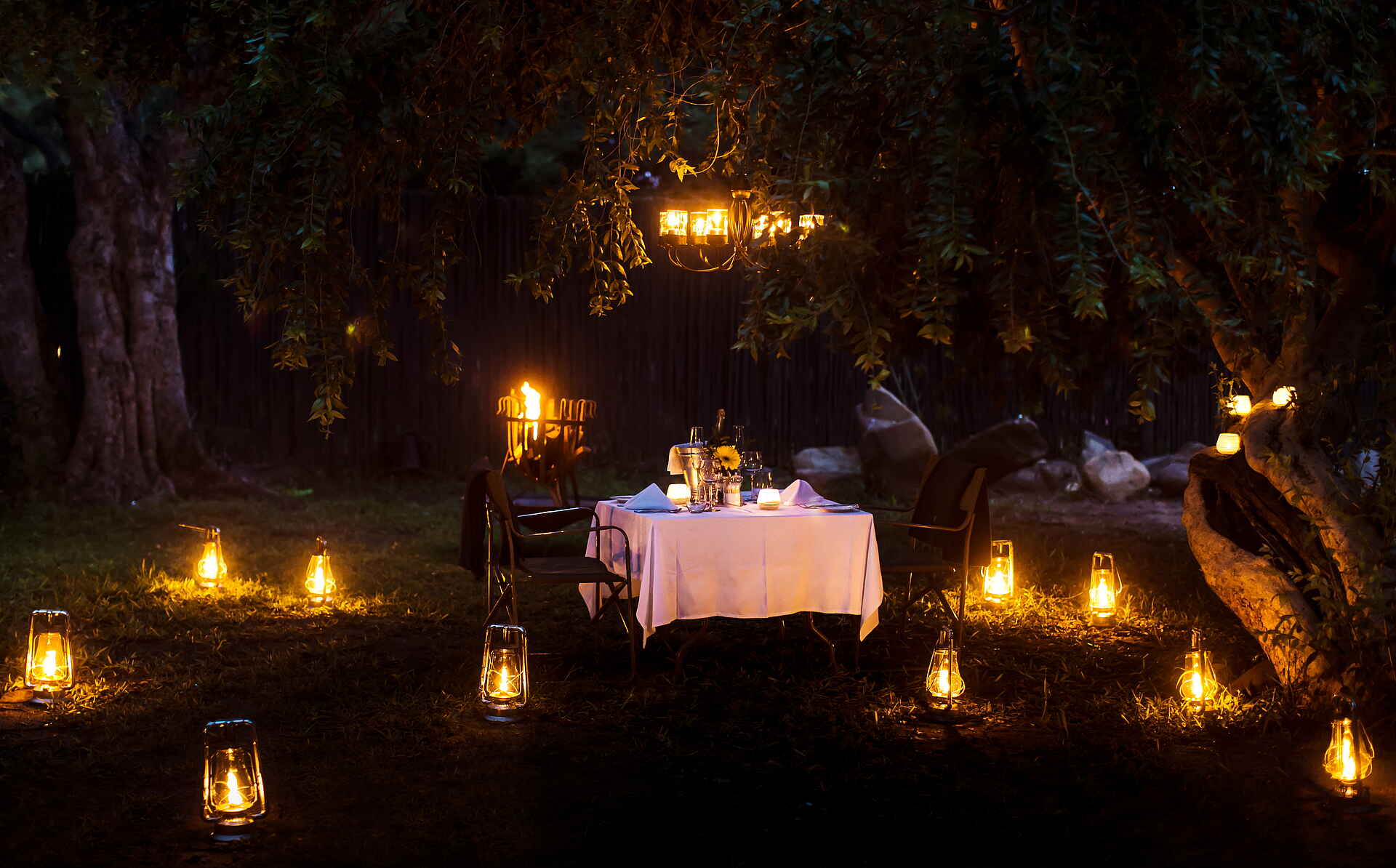 Simbavati River Lodge: Mit Laternen beleuchteter Dinner Tisch Krüger Nationalpark, Safari, Simbavati River Lodge, Timbavati Game Reserve, Dinner