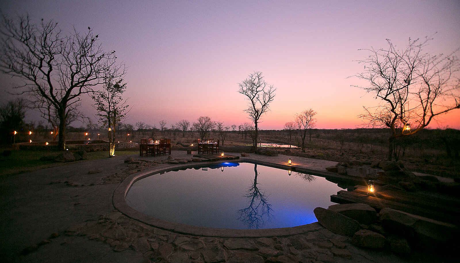 Wildtrack Safaris Eco Lodge: Pool und Boma im Abendlicht Wildtrack Safaris Eco Lodge: Pool und Boma im Abendlicht