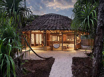 andBeyond Mnemba Island Lodge: Blick auf eine Banda am Abend