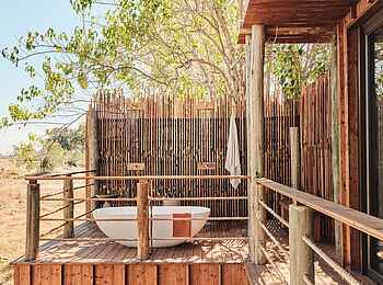 Baines Lodge: Das Außenbad auf der Terrasse Baines Lodge: Das Außenbad auf der Terrasse