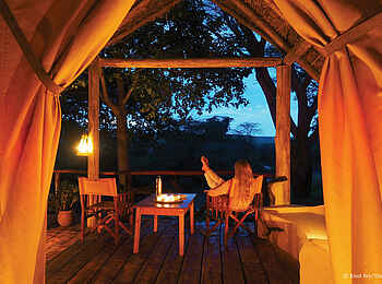 Basecamp Masai Mara: Die Veranda am Abend Basecamp Masai Mara: Die Veranda am Abend