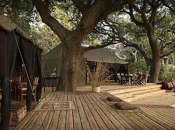 Chada Katavi Camp: Deck mit Speisezelt und Lounge