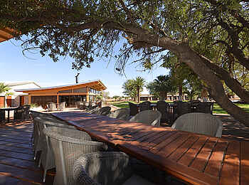 Kalahari Anib Lodge: Tafel im Freien