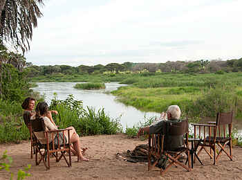 Kichaka Expeditions: Gemütlicher Austausch an der Feuerstelle